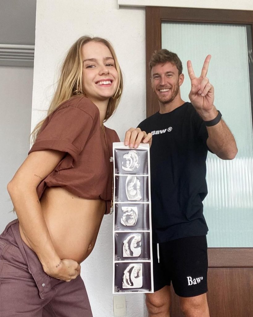 A campeã do Masterchef, Isabella Scherer, mostra foto de ultrassonografia e revela que está grávida de Gêmeos ao lado do namorado, Rodrigo Calazans - Metrópoles