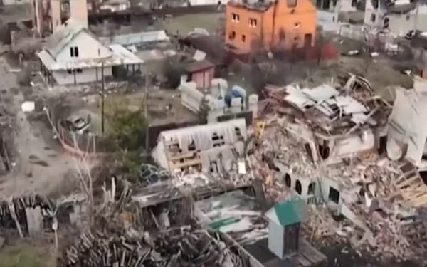 Em vista aérea é possível ver área residencial destruída após ataques russos na cidade de Moschun, Ucrânia - Metrópoles