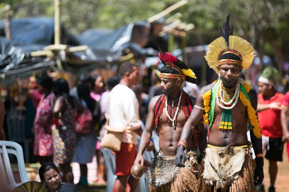 Indígenas trajados com adereços de sua etnia caminham em acampamento Terra Livre, no Eixo Monumental - Metrópoles