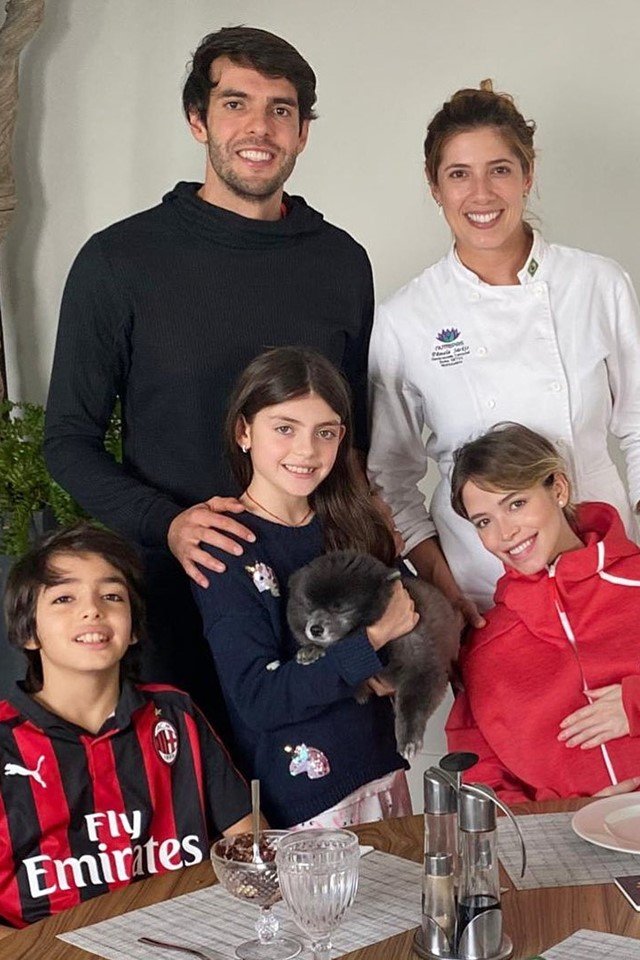Foto colorida. Kaká, Carol Dias, Pâmela Sarkis, Isabella e Luca