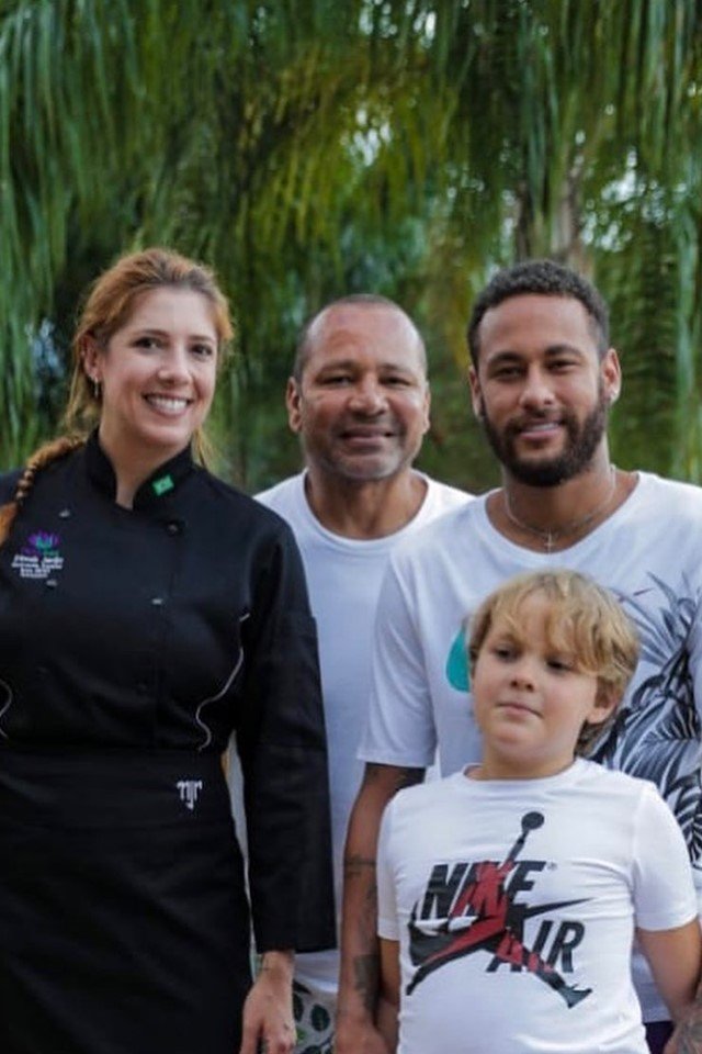 Foto colorida. Nutricionista Pâmela Sarkis, Neymar, Neymar Jr e Davi Lucca