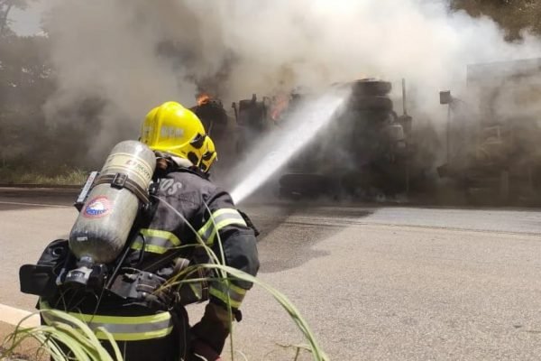 Combate a incêndio em veículo em Goiás