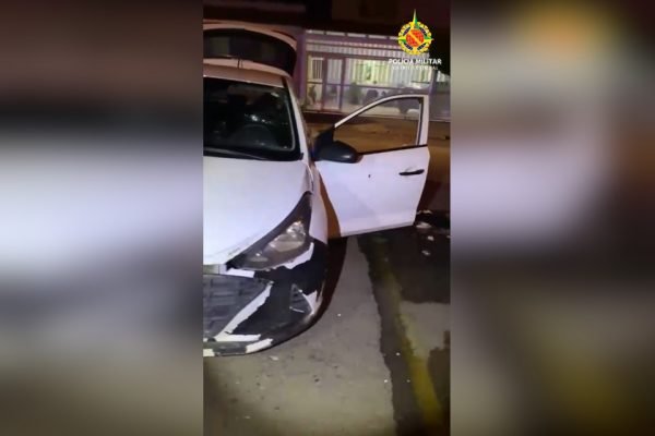 carro branco com marca de tiro na porta