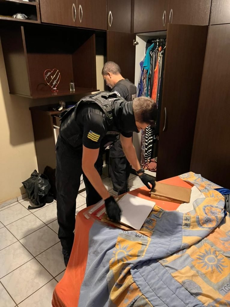 Policiais encontram listas de vítimas de golpe praticado por mulher que se passou pro Gracinha Caiado