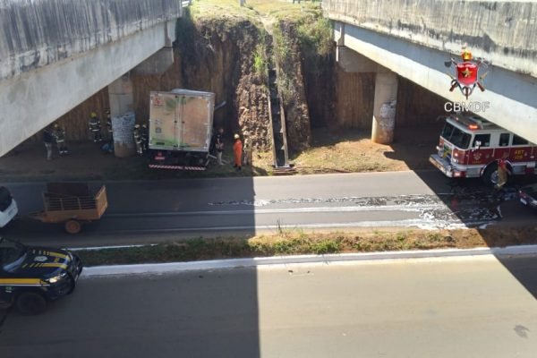Caminhão cai de viaduto na BR-020