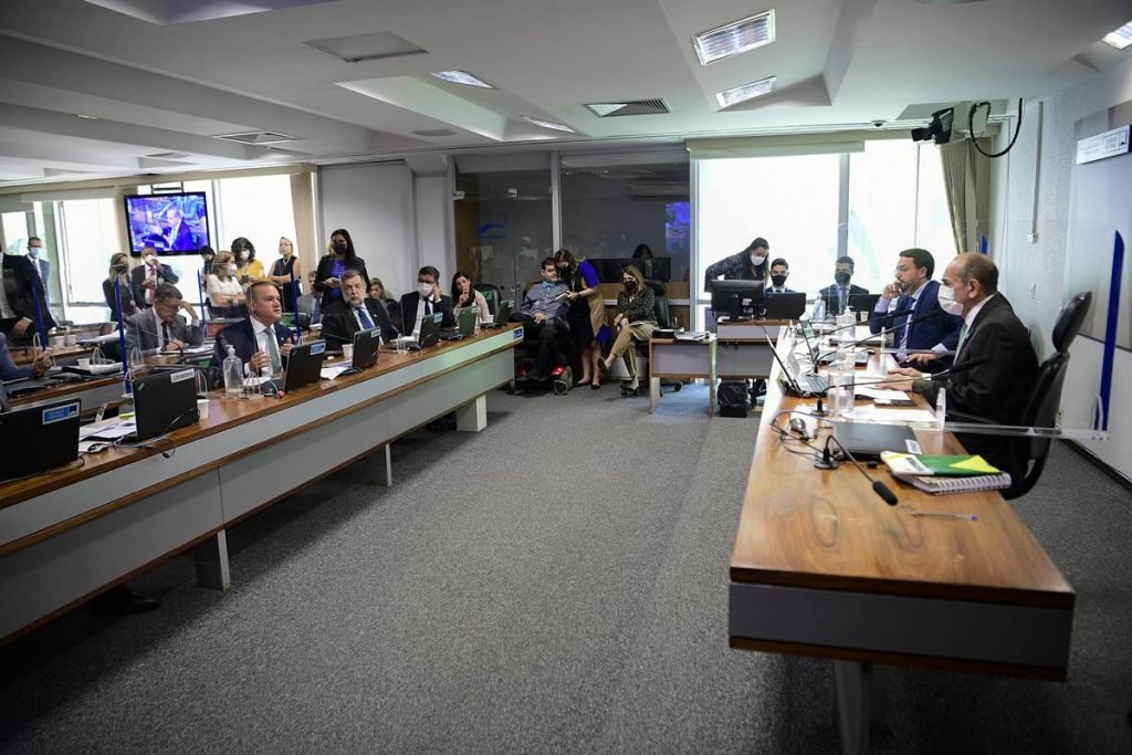 Comissão de Educação do Senado durante depoimento do presidente do FNDE, Marcelo Lopes Ponte. Na mesa diretora está o depoente e o presidente e senador, Marcelo Castro, e nas bancadas a frente os senadores da comissão - Metrópoles