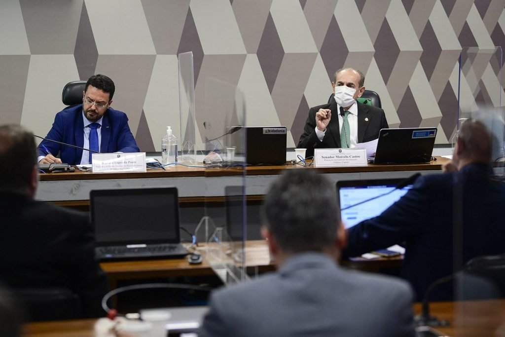 Comissão de Educação do Senado durante depoimento do presidente do FNDE, Marcelo Lopes Ponte. Na mesa diretora está o depoente e o presidente e senador, Marcelo Castro, e nas bancadas a frente os senadores da comissão - Metrópoles