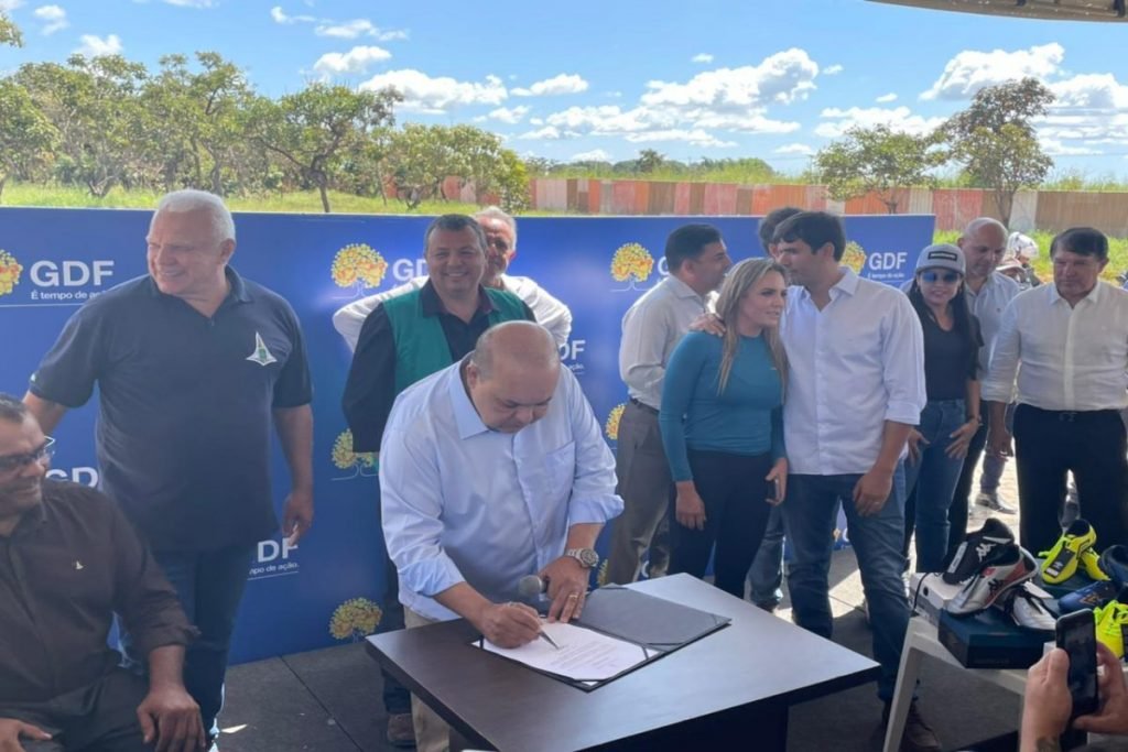 Ibaneis assina ordem de serviço para início das obras de construção e manutenção de calçadas com acessibilidade no Itapoã ao lado de autoridades - Metrópoles