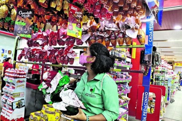 Mulher pesquisa preços de ovos de páscoa