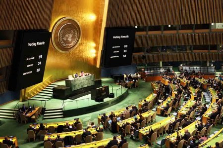 Assembleia Geral da ONU decide suspender a Rússia do Conselho de Direitos Humanos da organização. Na foto, uma vista ampla do salão de votação com representantes de diversos países - Metrópoles