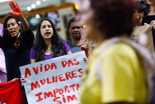 Mulheres fazendo protesto - Metrópoles