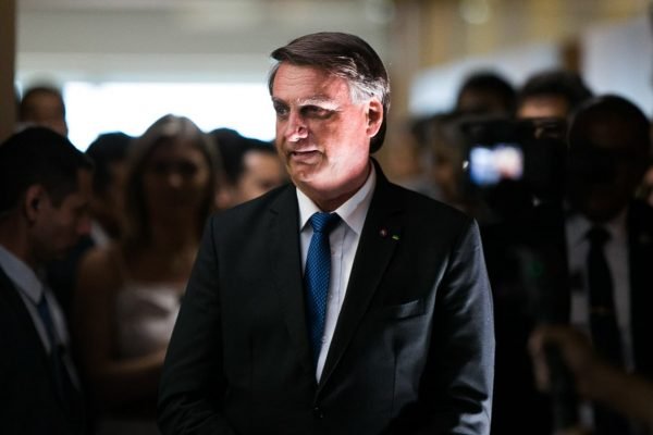 Presidente Bolsonaro participa do lançamento do programa do Banco do Brasil, Antecipa Frete. Ele olha para o lado e é possivel ver pessoas o acompanhando atrás - Metrópoles