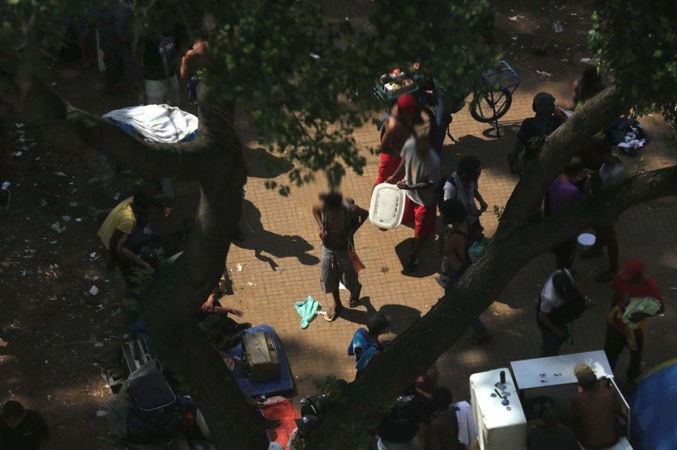 Fotos aéreas da Cracolândia mostram usuários de drogas em grande movimentação próximos de árvores - Metrópoles