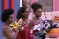 As participantes do BBB22 Natália, Lina e Jessilane seguram ovos de Páscoa entregues por Arthur Aguiar após sua volta do paredão falso. Elas observam o brother comemorar sua volta - Metrópoles