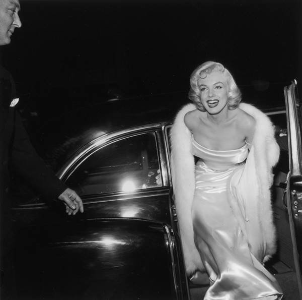 Marilyn Monroe saindo de carro
