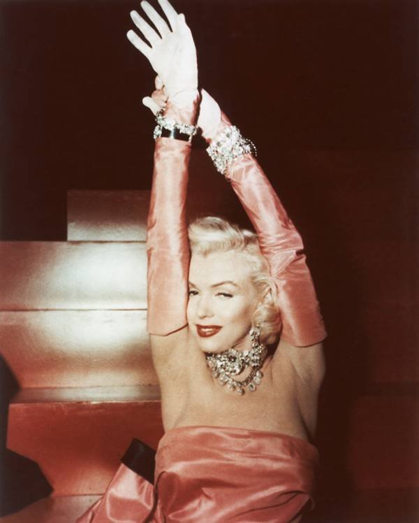 Marilyn Monroe com os braços levantados