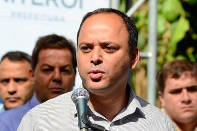 Rodrigo Neves, do PDT do Rio de Janeiro, fala ao microfone em evento público - Metrópoles