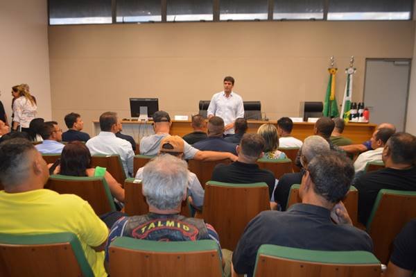 Rafael Prudente, atual presidente da CLDF e deputado distrital, discursa para plateia - Metrópoles
