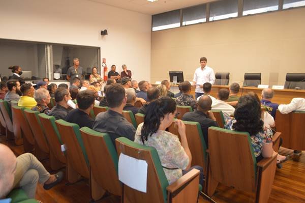 Rafael Prudente, atual presidente da CLDF e deputado distrital, discursa para plateia - Metrópoles