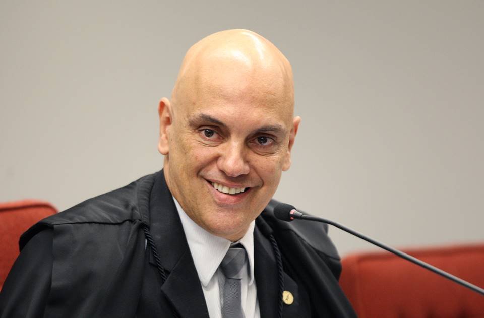 O ministro Alexandre de Moraes, do STF, sorrindo