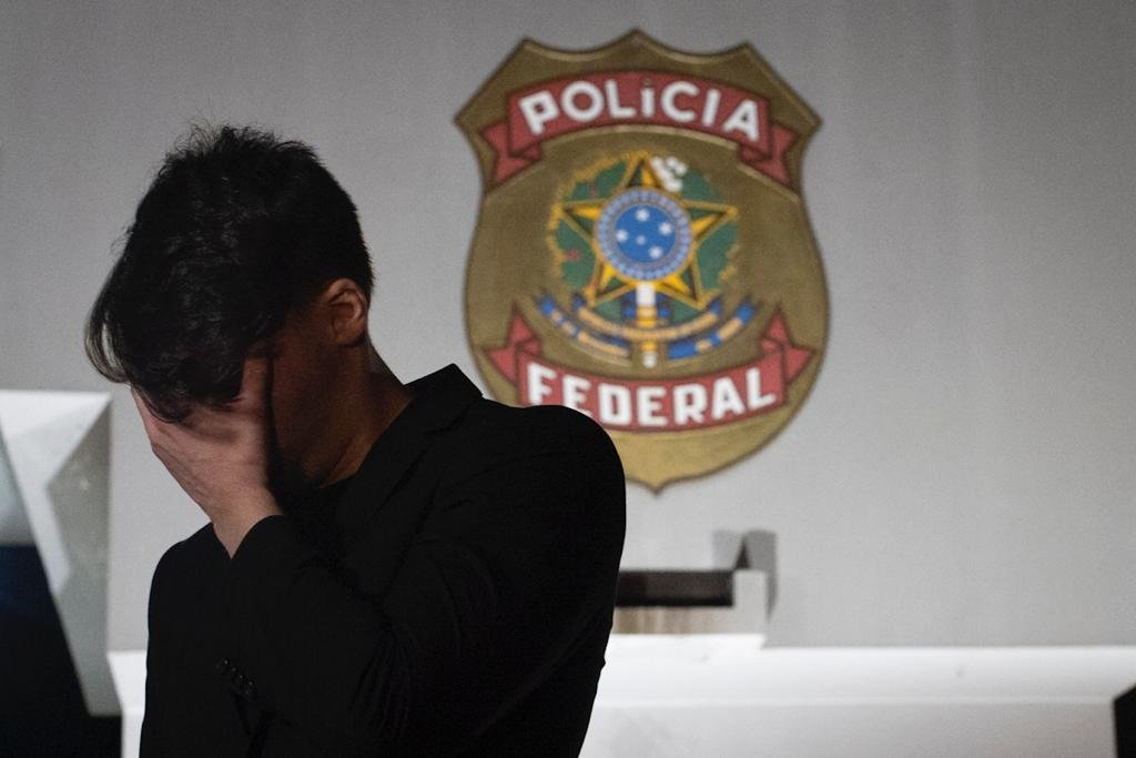 Ap&oacute;s 4 horas de depoimento, Jair Renan deixa PF acompanhado por Wassef