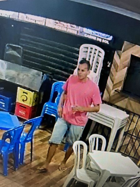 homem segura copo