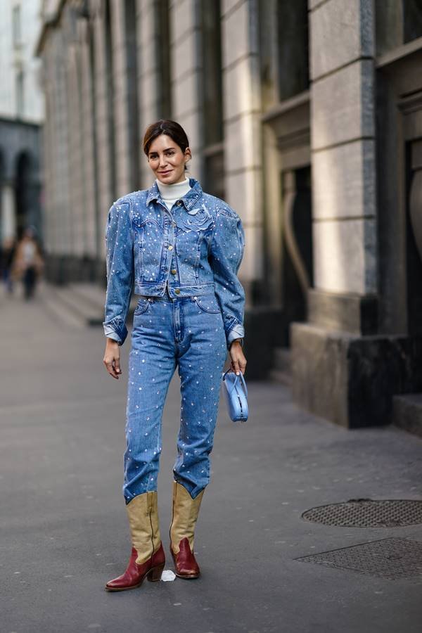 Mulher posando na rua com peças jeans
