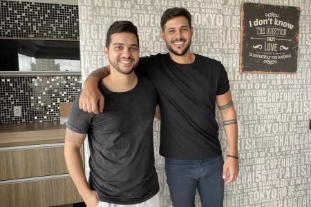 Rodrigo Mussi, ex-BBB22, ao lado do irmão Diogo. Os dois posam para foto, abraçados, e sorriem - Metrópoles