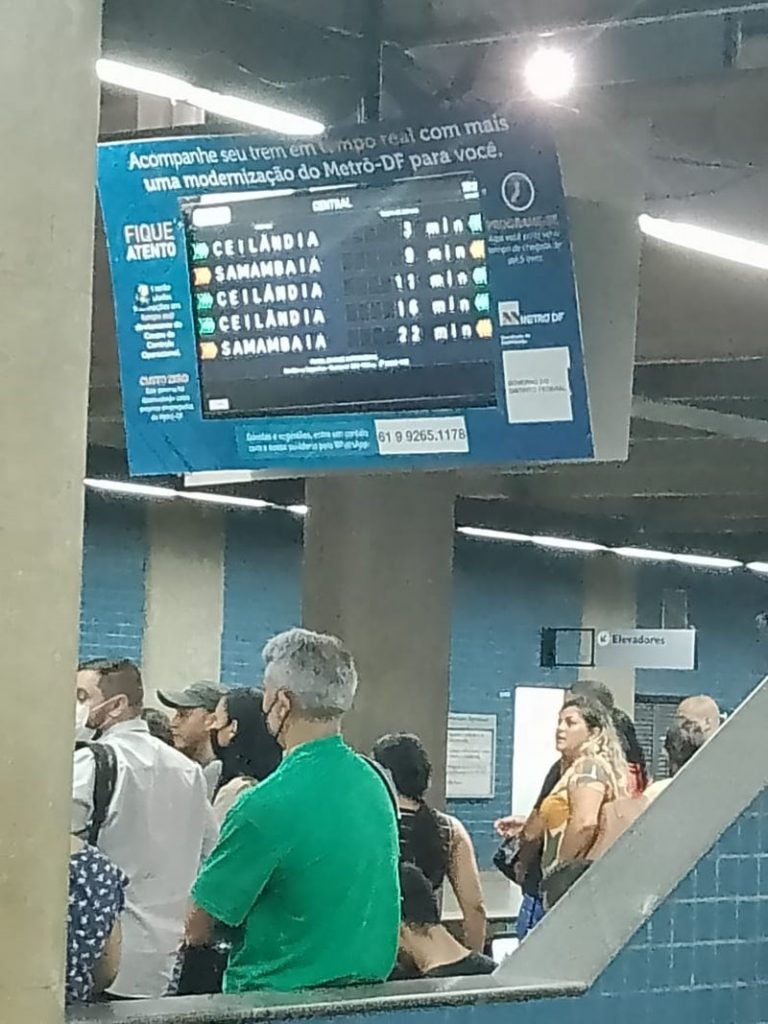 Painel da estação Central do Metrô-DF mostra os próximos trens enquanto passageiros aguardam na plataforma - Metrópoles