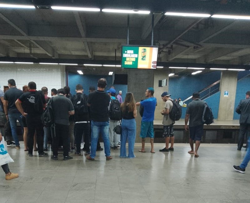 Passageiros aguardam na plataforma da estação Central do Metrô-DF aguardando a chegada do próximo trem - Metrópoles