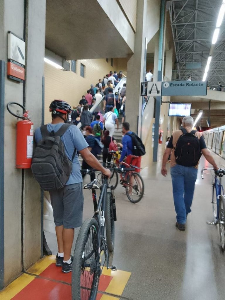 Passageiros do Metrô-DF desembarcam de trem em plataforma e sobem escadas para saída na Estação Terminal de Samambaia - Metrópoles