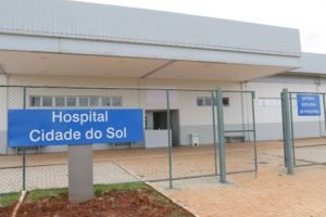 Fachada do Hospital Cidade do Sol, antigo hospital de campanha de ceilândia. Placa indicando a entrada da unidade de saúde