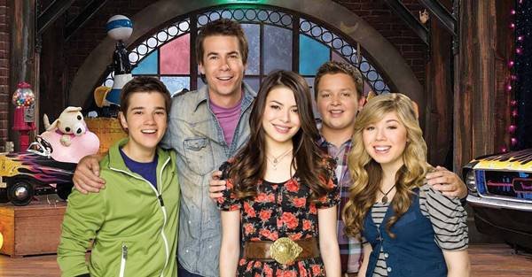 Imagem promocional do elenco da sitcom ICarly, com a atriz Jennette McCurdy no canto direito. Ela é loira e sorri - Metrópoles