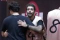 O participante do BBB22, Pedro Scooby, abraça Eliezer após ganhar a prova do anjo no programa - Metrópoles