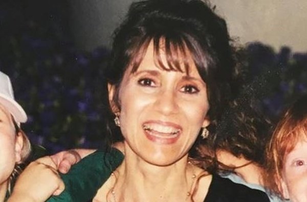 Fotografia colorida de mulher sorrindo