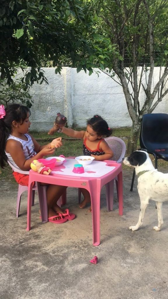 foto colorida crianças brincando