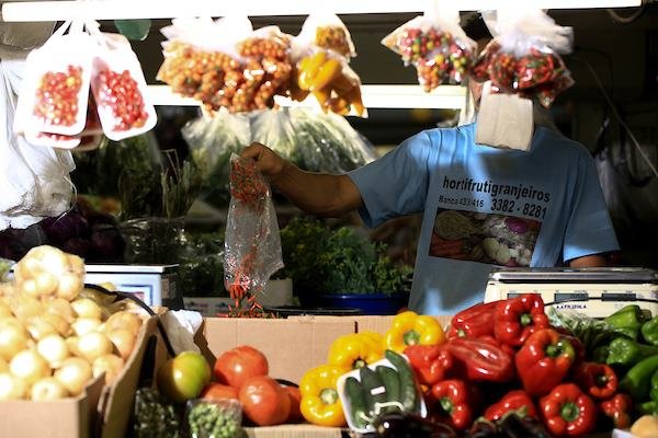 Fotografia colorida de cesta de vegetais vendidos na feira do Guará