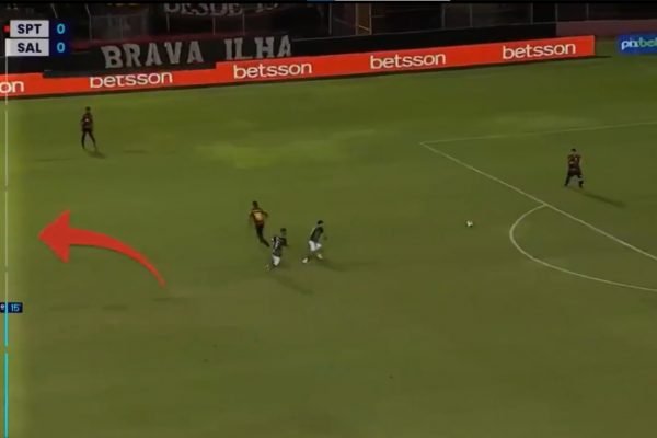 Notícias de placar de partida de futebol na tela do computador com futebol