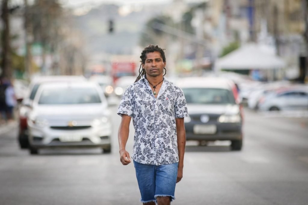 homem andando na rua