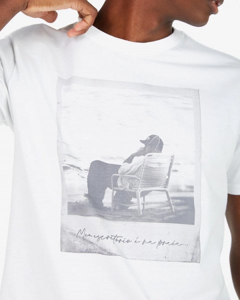 Modelo usa camiseta branca