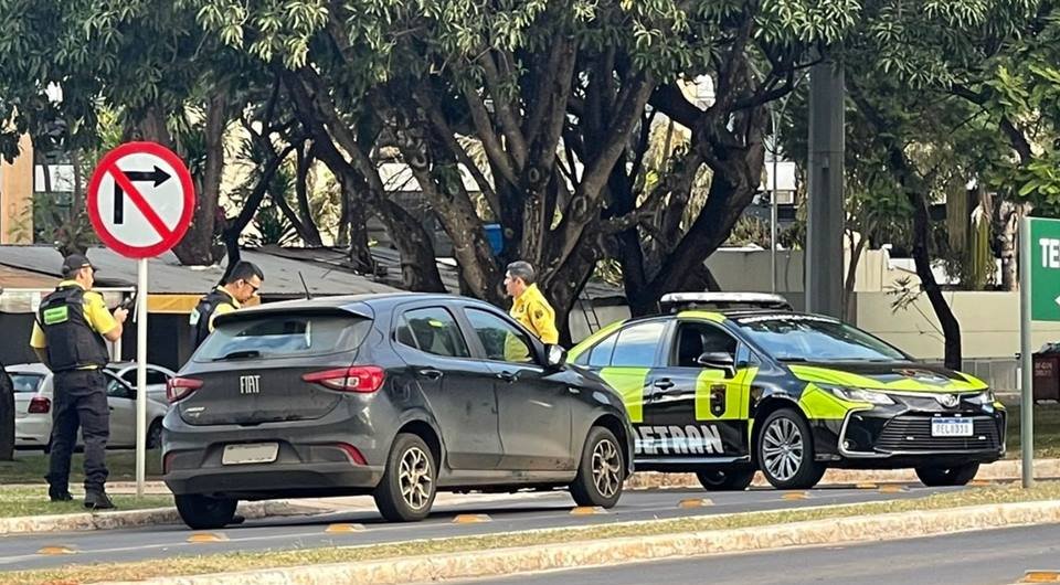Fiat Argo preto com agentes do Detran-DF ao redor