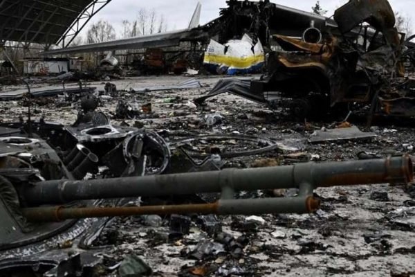 Aeroporto ucraniano atingido - capa
