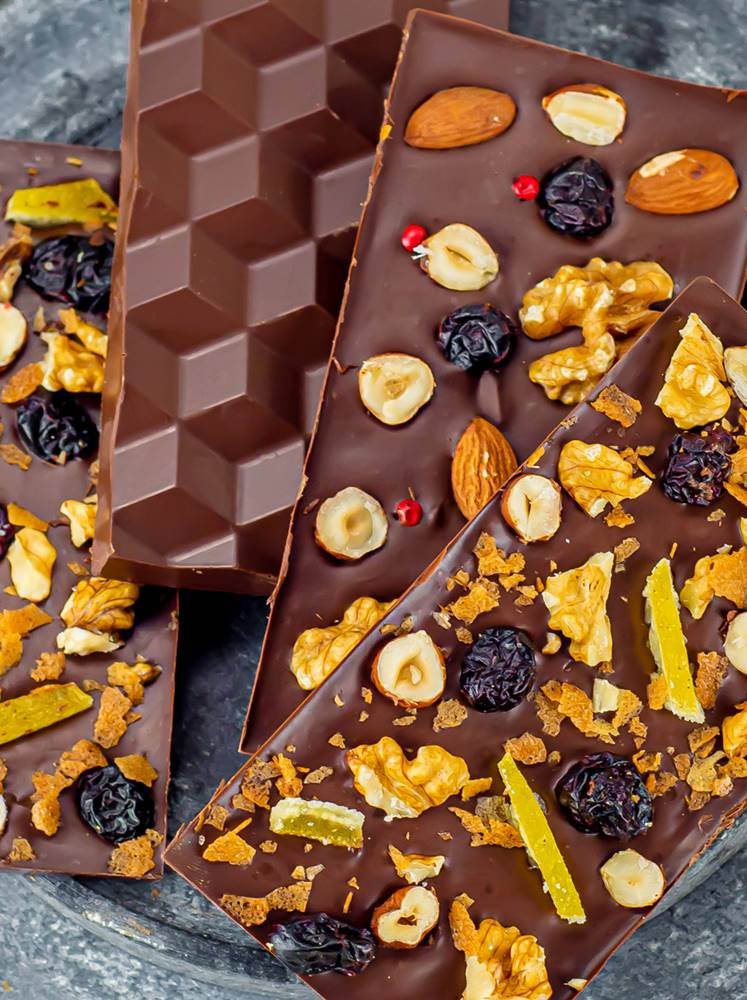 Barras de chocolate Dolce Cacao com castanhas e em relevo - Metrópoles