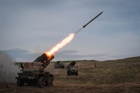 Veículo militar faz disparo de missil na guerra na Ucrânia - Metrópoles