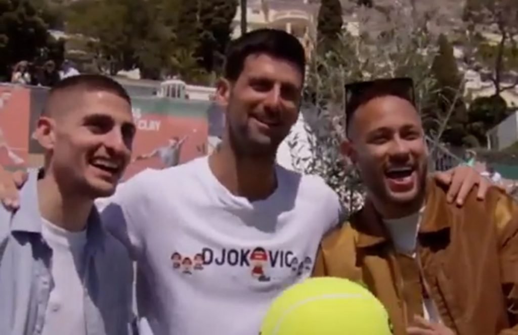 Djokovic bate bola com Neymar e Verratti durante competição de tênis