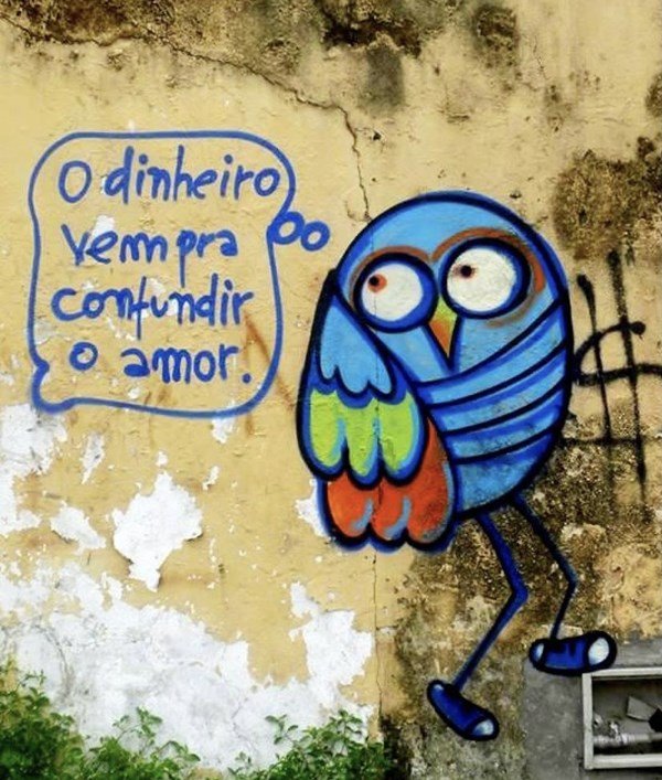 ilustração em mural de coruja azul fala sobre reflexão envolvendo dinheiro e amor