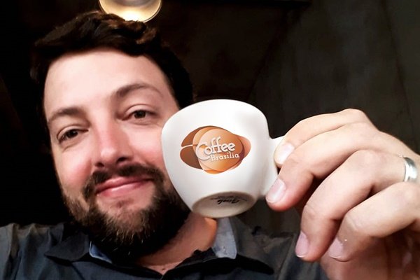 Homem tomando café Coffe Brasília