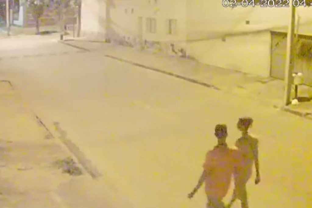 Os dois homens aparecem andando juntos em rua-Metrópoles