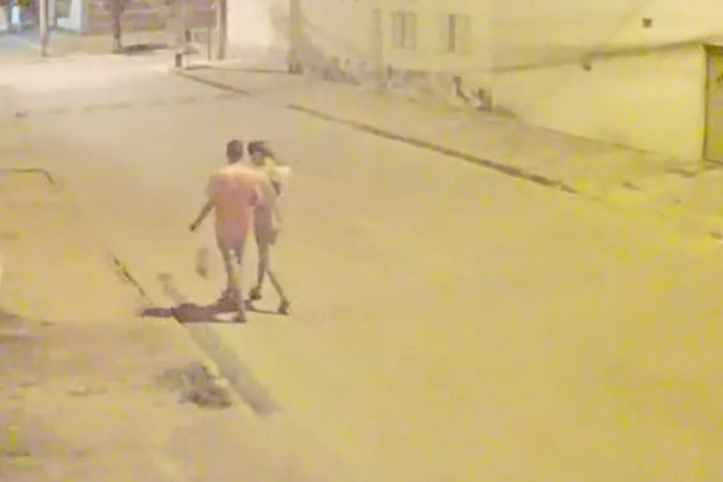 Os dois homens aparecem andando juntos em rua-Metrópoles