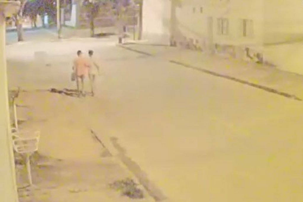 Os dois homens aparecem andando juntos em rua-Metrópoles